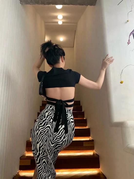 穿衣服露这个位置太高级了插图(44) 穿衣服露这个位置太高级了