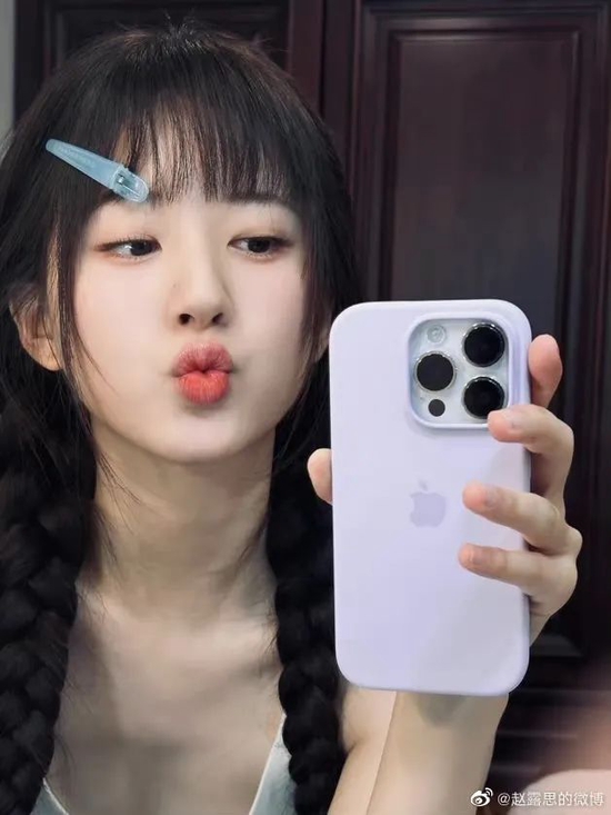 让我看看是谁还没被赵露思的明媚春日感美到!
