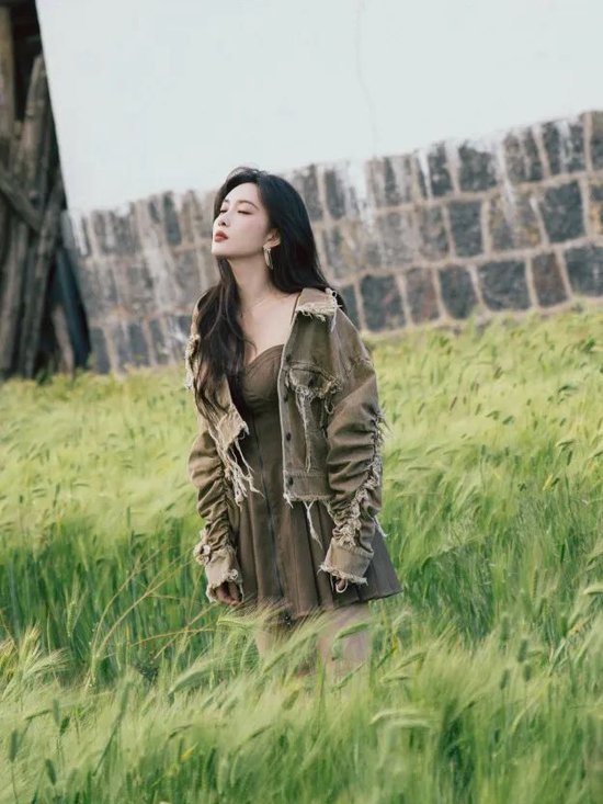  The early autumn jackets of Meng Ziyi and Ouyang Nana are selected according to the?