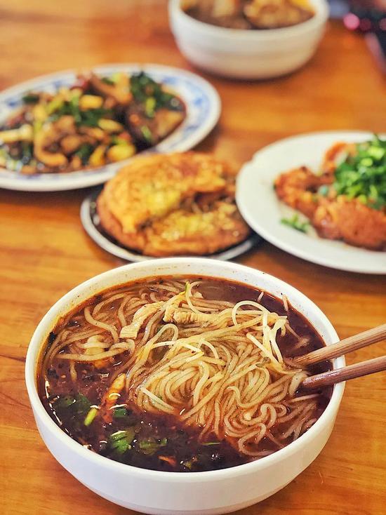 中午吃泡馍晚上吃火锅?中国这辆美食高铁火了 中午吃泡馍晚上吃火锅?中国这辆美食高铁火了