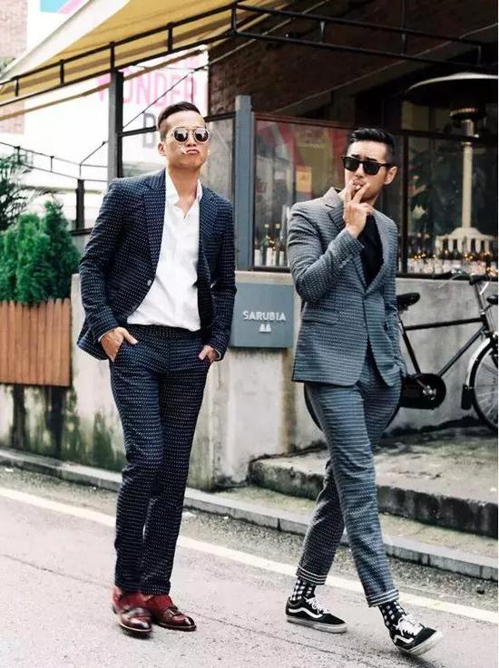 其他板鞋也是同理,建议配宽松的阔裤子可能相对协调一些。