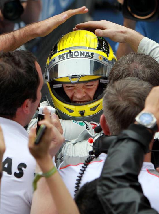 2012年4月15日，梅赛德斯车队德国车手罗斯伯格赛后接受祝贺。他以1小时36分26秒929的成绩夺得2012年F1中国大奖赛冠军
