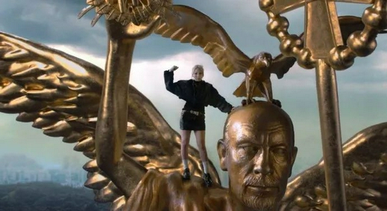 女王CL强势回归,Mugler泳衣外穿、恶魔角霸气造型,王者姿态罢了! 女王CL强势回归,Mugler泳衣外穿、恶魔角霸气造型,王者姿态罢了!