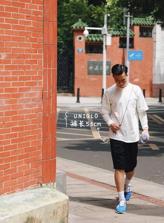 短袖:DAIKON / 挎包:DAIKON / 短裤:Uniqlo