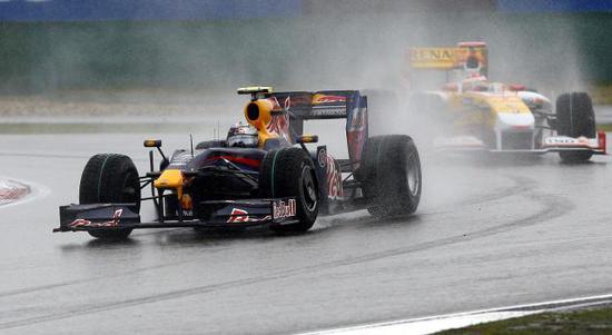 2009年4月19日，2009年F1中国大奖赛正赛在风雨中进行。红牛车队德国车手维特尔（左）以1小时57分43秒485的成绩夺得冠军