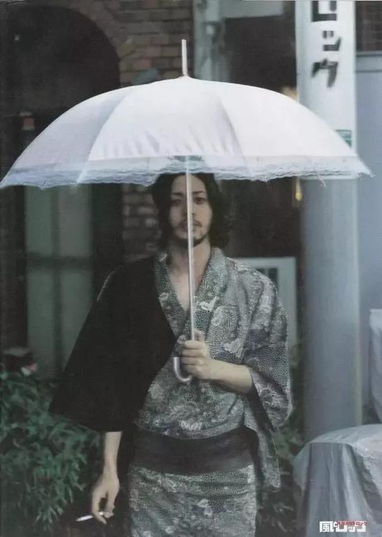 不要以为这是熟男的专利,想要体验下成熟的男子气概,不妨试试看。