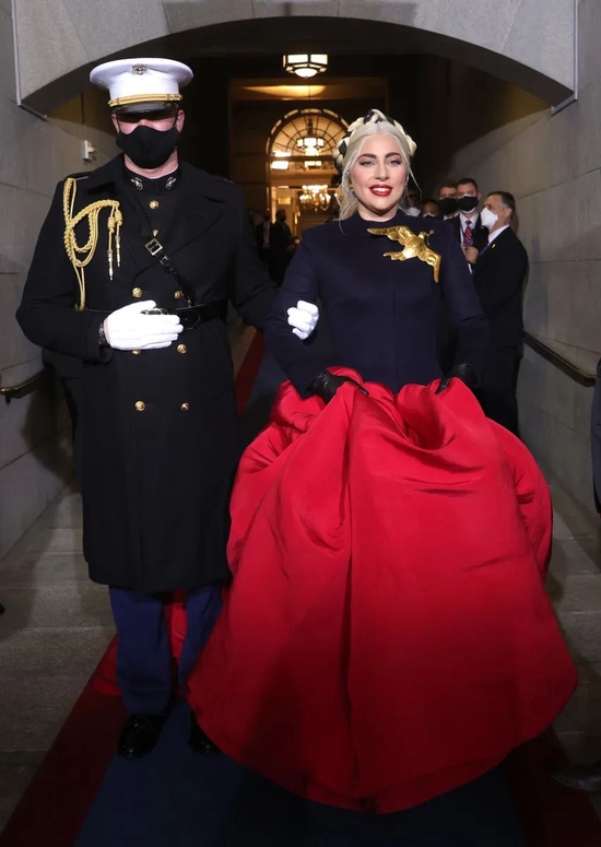Lady Gaga 身穿 Schiaparelli 亮相美国总统 Joe Biden 就职典礼