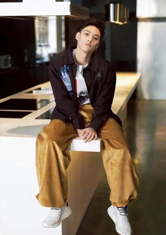 火遍时尚圈的“大佬裤” 你还不了解下插图(49) 火遍时尚圈的“大佬裤” 你还不了解下