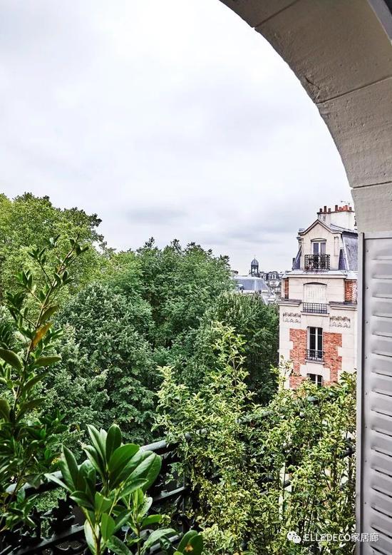 复古的拱形窗通向巴黎老式阳台，可随时欣赏迷人的风景。