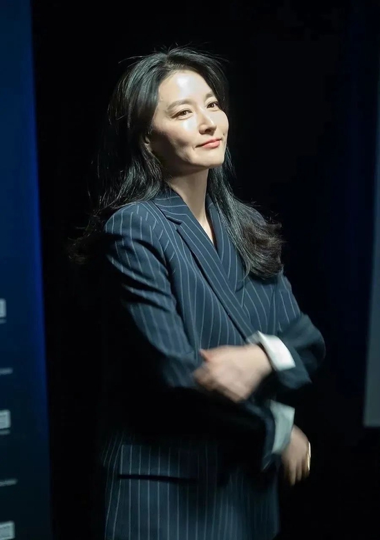51岁李英爱“富养”出气质