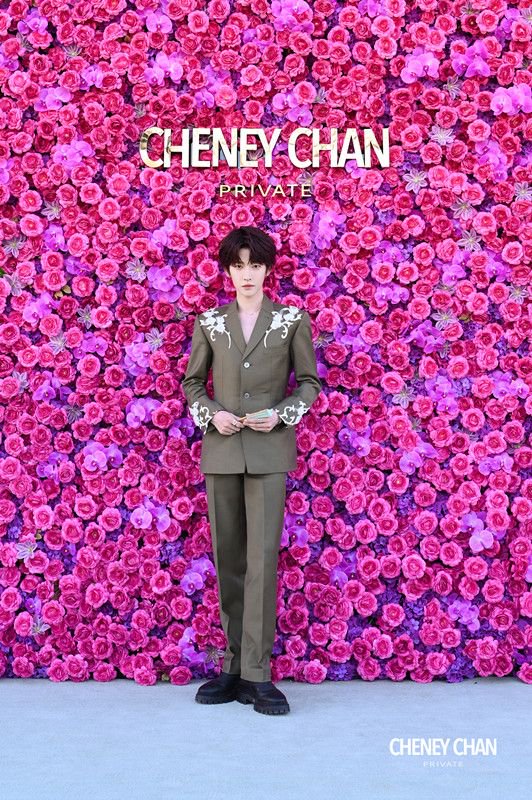  CHENEY CHAN's 2023 "Dragon Hidden Rose" senior fashion show ended! Flowers bloom in the desert