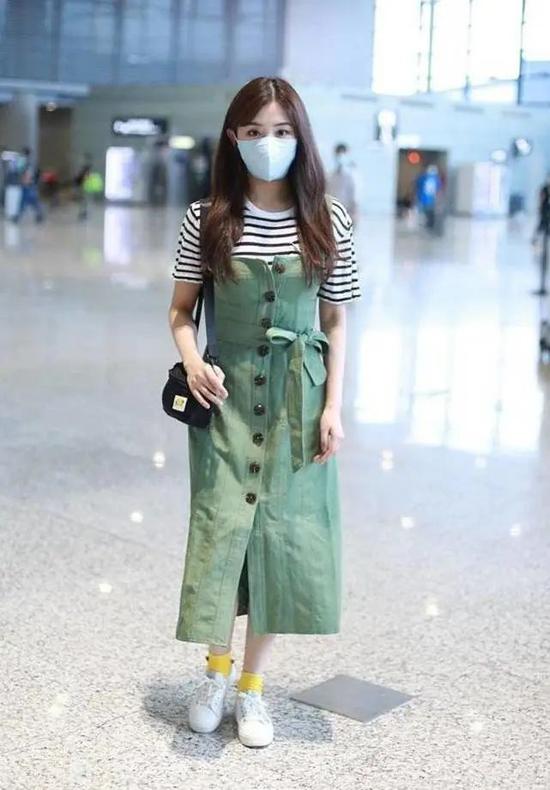 穿条纹t就要和别人不一样 这五种搭配不再担心撞造型插图(12) 穿条纹t就要和别人不一样 这五种搭配不再担心撞造型