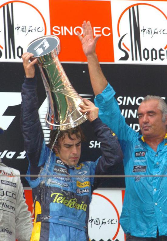 2005年10月16日，雷诺车队西班牙车手阿隆索（左）在2005年F1中国大奖赛颁奖仪式上将香槟酒倒在自己头上庆祝夺冠