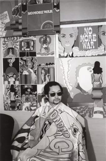 1968 年，裹着美国漫画斗篷的田名网敬一（图 / Tate Modern）