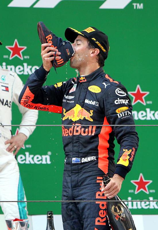 2018年4月15日，红牛车队澳大利亚车手里卡多在2018年F1中国大奖赛颁奖仪式上用鞋子喝香槟酒庆祝
