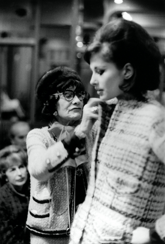 香奈兒女士在1960年代為模特試穿著她的標志性夾克