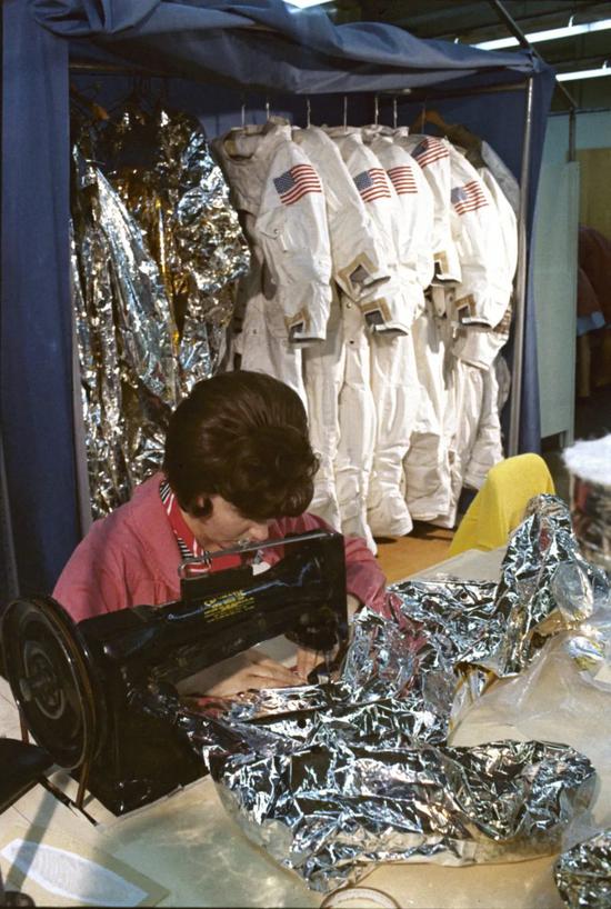 1968年缝制阿波罗航天计划中，使用的宇航员服装的女裁缝