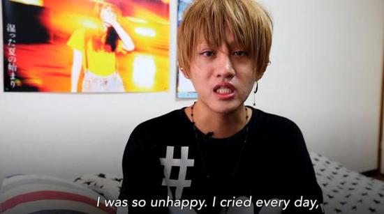 “我很不开心，我每天都在哭。”