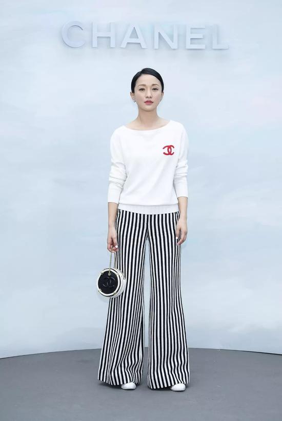 宋茜加了毛毛贝雷帽和Chanel大耳环,穿出法式少女感也增加自己的个性魅力。