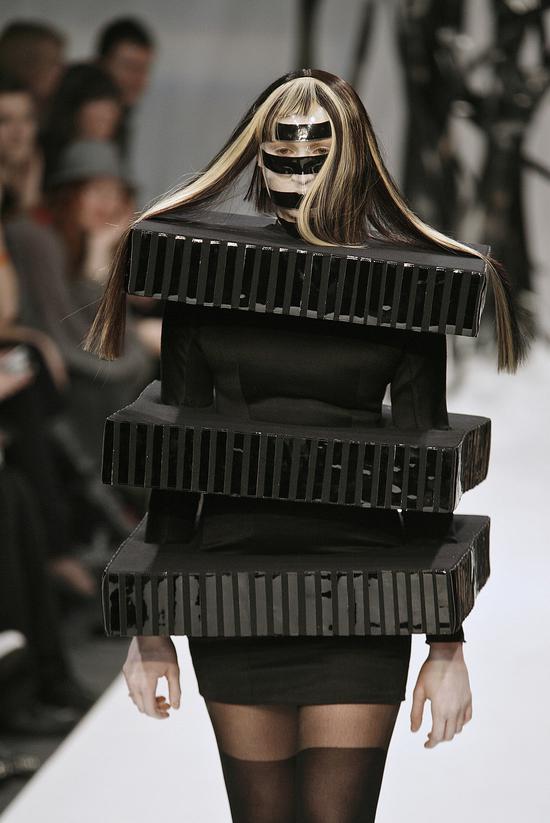 Gareth Pugh  2007 秋冬系列（图片来源：VOGUE）