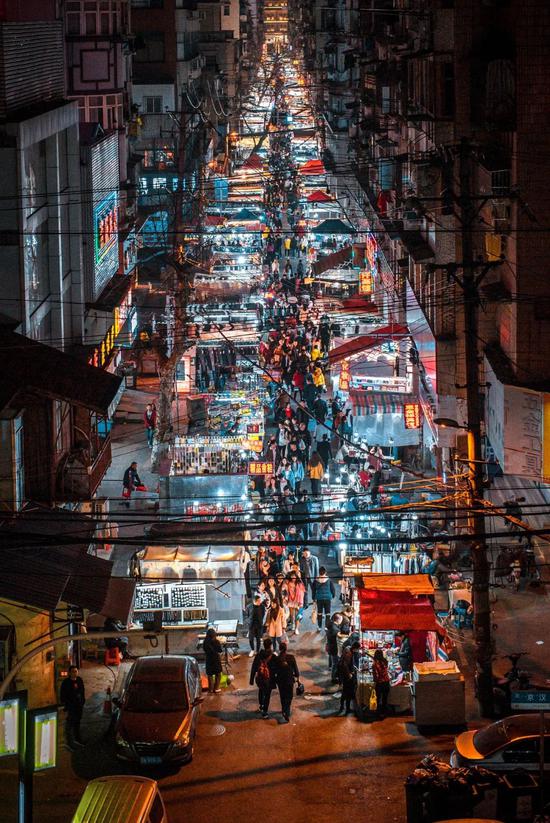 ▲ 人头攒动的武汉夜市。 图/视觉中国