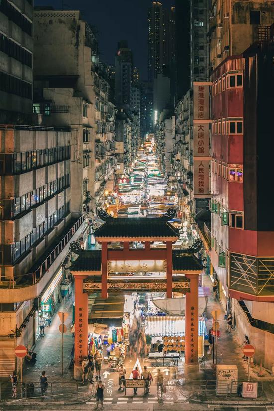 　▲ 香港庙街夜市。 图/视觉中国