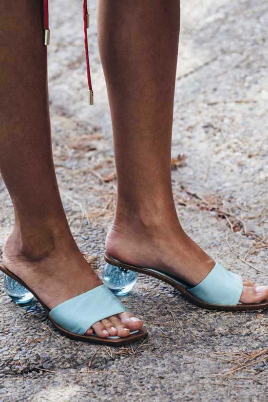 一双“灰姑娘的水晶鞋” 就能让你时髦一个夏天