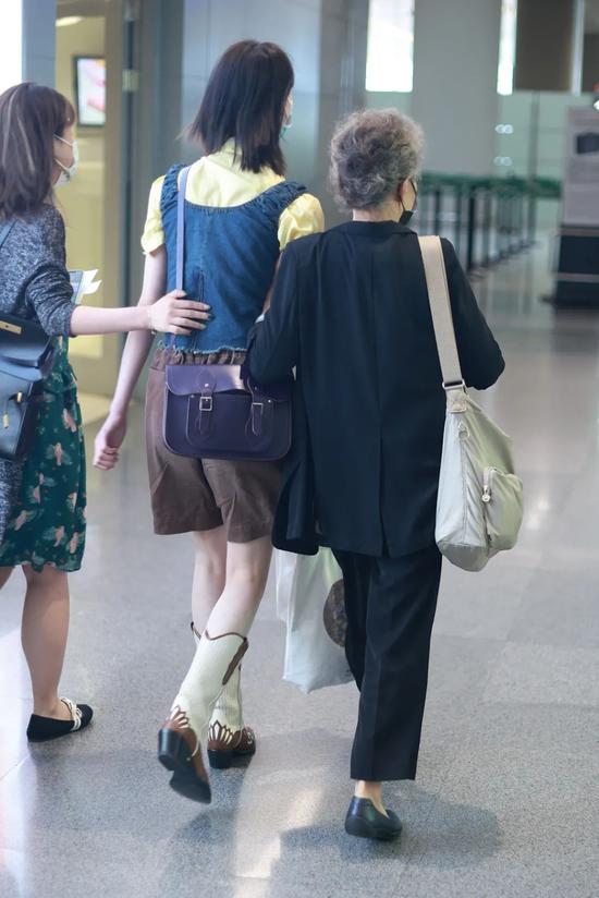 6月3日，邱天和吴彦姝现身上海机场