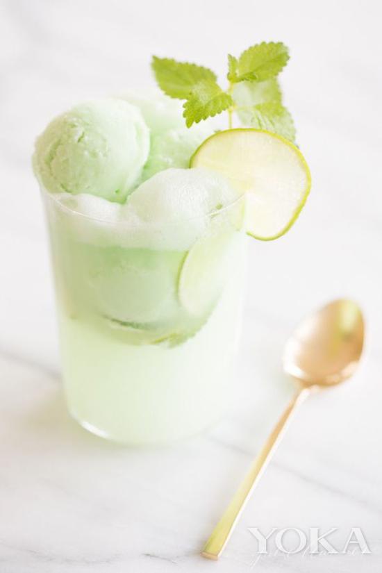 莫吉托也是夏季流行鸡尾酒但加上冰淇淋里面就是女士最爱 图片来自countryliving.com