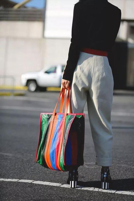 mini包过季下线 今年秋冬是大手袋的天下