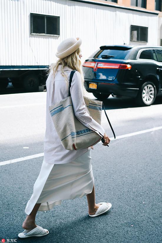 mini包过季下线 今年秋冬是大手袋的天下