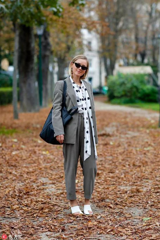 mini包过季下线 今年秋冬是大手袋的天下