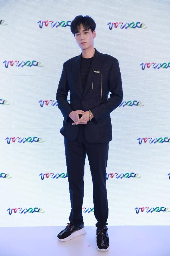 加入VERSACE大家族 探索全新2018秋冬系列