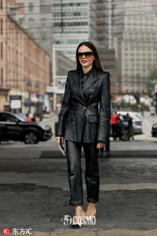 时尚博主 blogger Evangelie Smyrniotaki整套服装:Khaite方跟鞋:Chanel