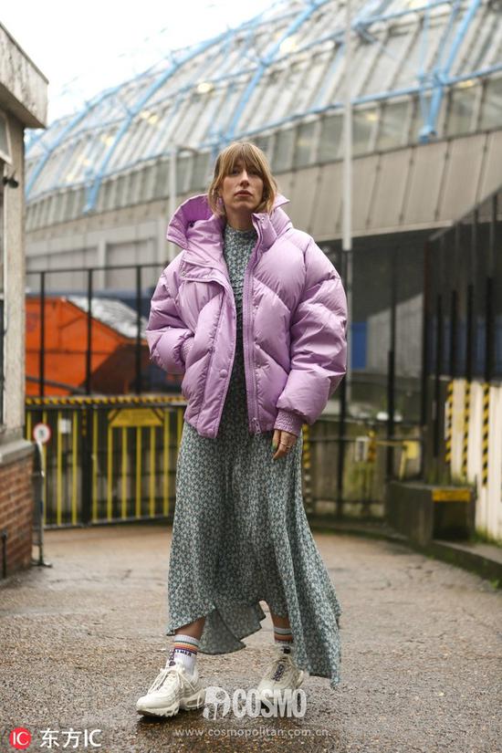Harriet Stewart羽绒服:IenkiIenki连衣裙:Ghost短袜:Mother运动鞋:Nike