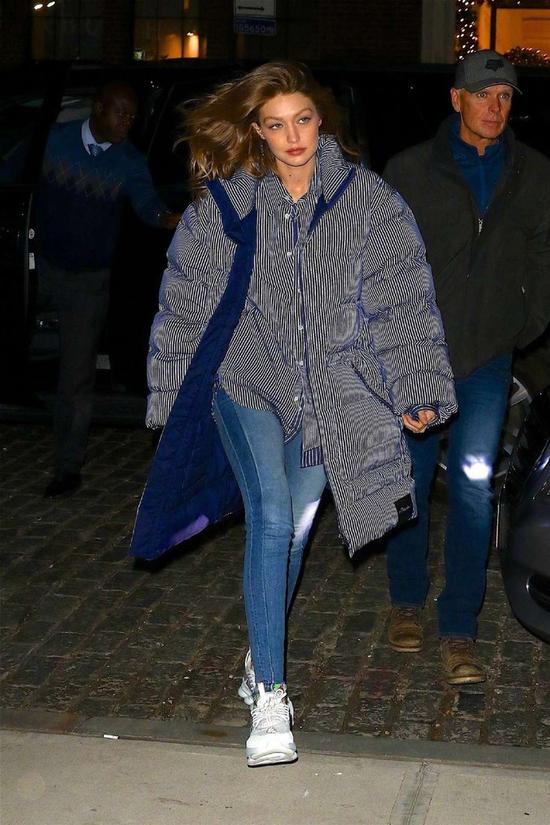 Gigi Hadid 身穿3.1 Phillip Lim羽绒服