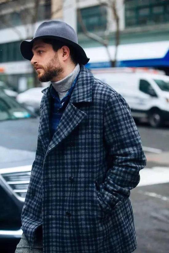 格子大衣正是眼下正值冬季的选择，搭上一顶英伦风的帽子就可以在假日出行。