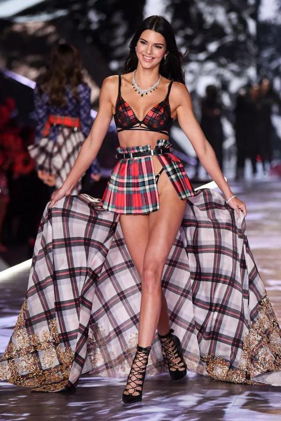 Kendall Jenner in Victoria‘s Secret Fashion Show 2018