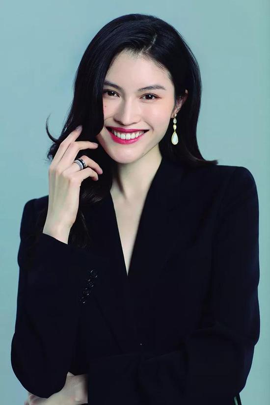 “仙姑”何穗2018年的发展可谓多栖开花,顺风顺水。