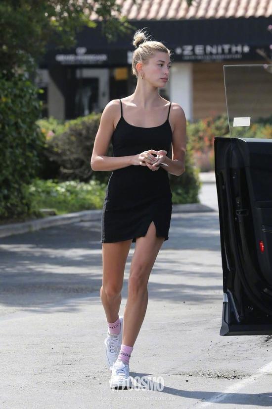 Hailey Bieber身穿Brandy Melville黑色连衣裙