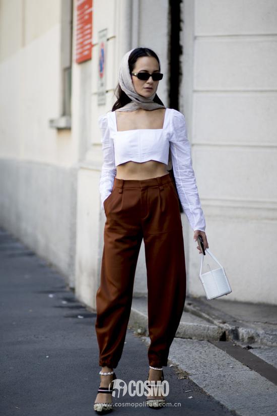 Anna Rosa Vitiello长裤:Chloe高跟鞋:Fendi丝巾:Fendi