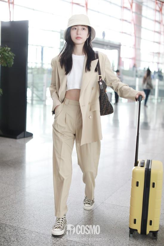 周雨彤身着Alexander Wang T恤