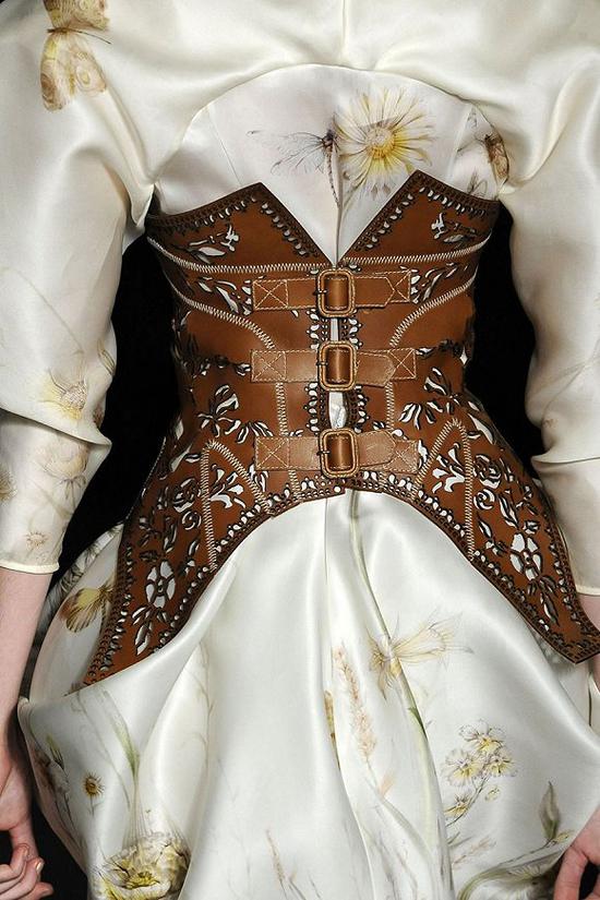 Alexander McQueen 2009春夏系列 图片来源：Vogue