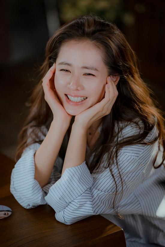孙艺珍衣柜大公开 4千的裙子当睡衣 3W的外套一大堆..