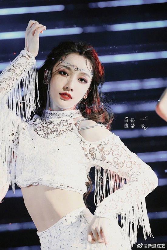 夏日吸睛大法请看“露骨”女人许佳琪 夏日吸睛大法请看“露骨”女人许佳琪