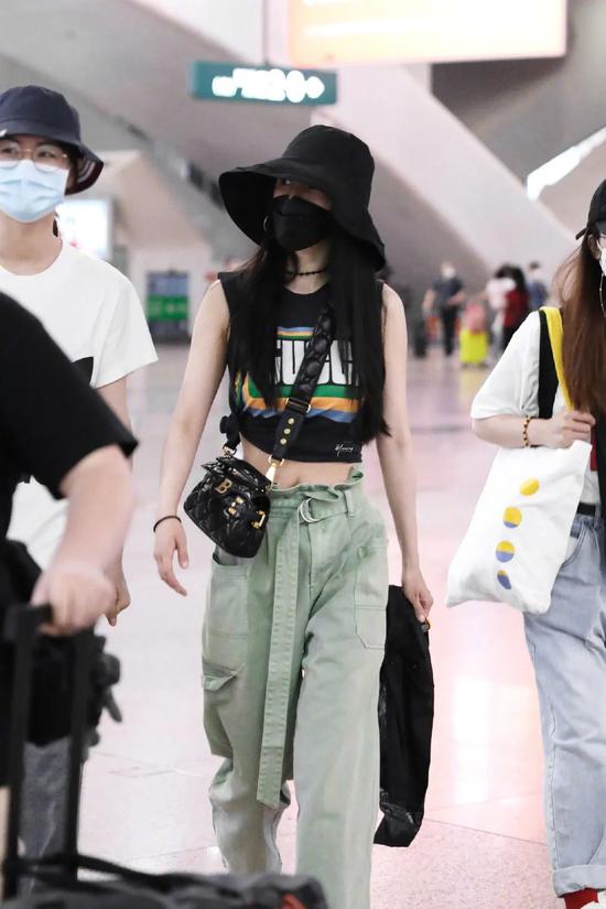 火遍时尚圈的“大佬裤” 你还不了解下插图(52) 火遍时尚圈的“大佬裤” 你还不了解下