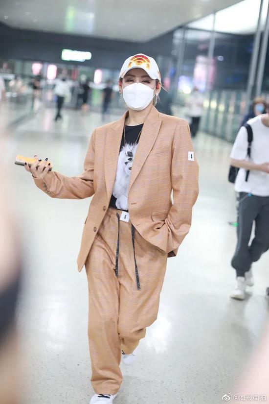 上节目爱穿高跟鞋的宁静 私下的街拍也很精彩插图(6) 上节目爱穿高跟鞋的宁静 私下的街拍也很精彩
