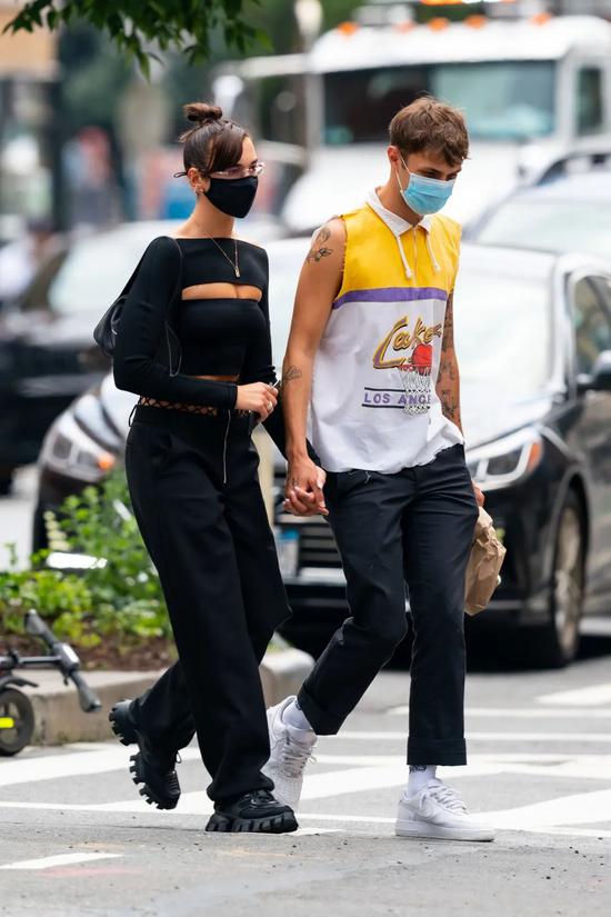 贝嫂和准儿媳同框PK 大表姐刘雯回归啦插图(20) 贝嫂和准儿媳同框PK 大表姐刘雯回归啦