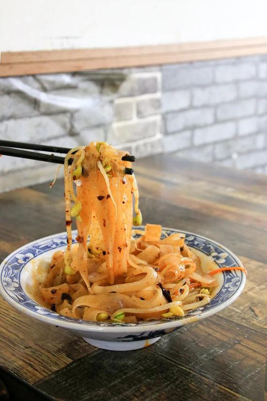 中午吃泡馍晚上吃火锅?中国这辆美食高铁火了 中午吃泡馍晚上吃火锅?中国这辆美食高铁火了