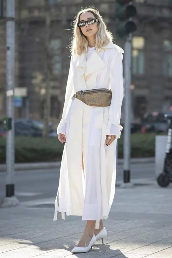 只穿风衣出门小说_出门只穿风衣里面真空